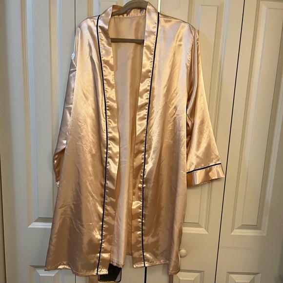Pink Robe Size XL - Picture 2 of 11